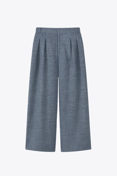 Pantalón de fit wide leg, cintura alta, con pretina y trabillas, bolsillos delanteros, pinzas frontales, cierre frontal con broche y cremallera ocultas.