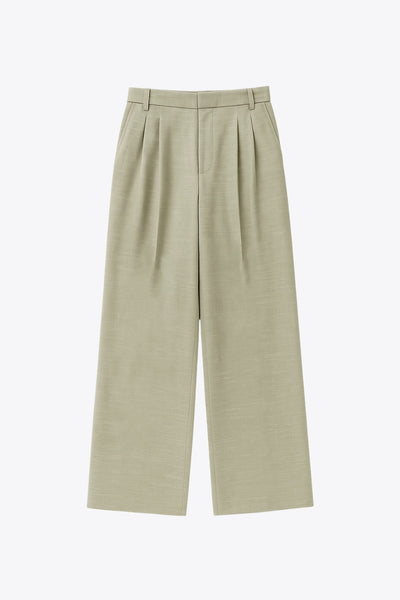 Pantalón de fit wide leg, cintura alta, con pretina y trabillas, bolsillos delanteros, pinzas frontales, cierre frontal con broche y cremallera ocultas.