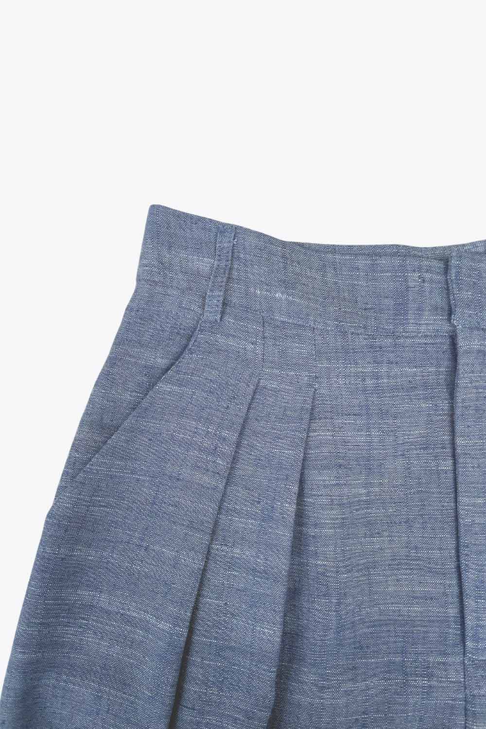 Pantalón de fit wide leg, cintura alta, con pretina y trabillas, bolsillos delanteros, pinzas frontales, cierre frontal con broche y cremallera ocultas.