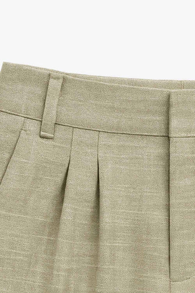 Pantalón de fit wide leg, cintura alta, con pretina y trabillas, bolsillos delanteros, pinzas frontales, cierre frontal con broche y cremallera ocultas.