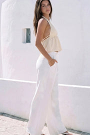 Pantalón fluido de fit wide leg, pinzas frontales, bolsillos delanteros y cintura alta con pretina elástica posterior.