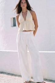 Pantalón fluido de fit wide leg, pinzas frontales, bolsillos delanteros y cintura alta con pretina elástica posterior.