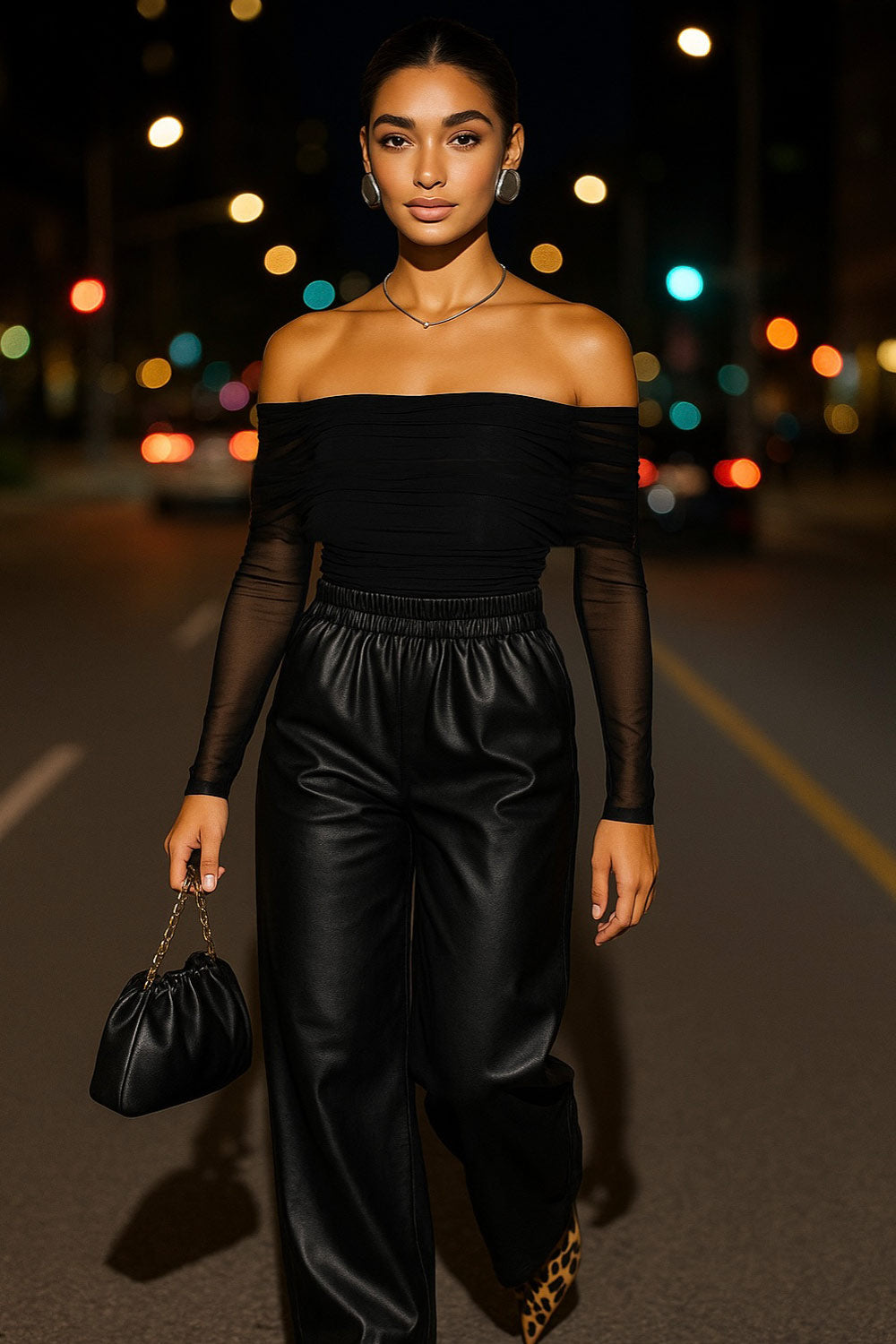 Pantalón de efecto piel, fit wide leg, cintura alta con pretina elástica y bolsillos delanteros.