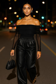 Pantalón de efecto piel, fit wide leg, cintura alta con pretina elástica y bolsillos delanteros.