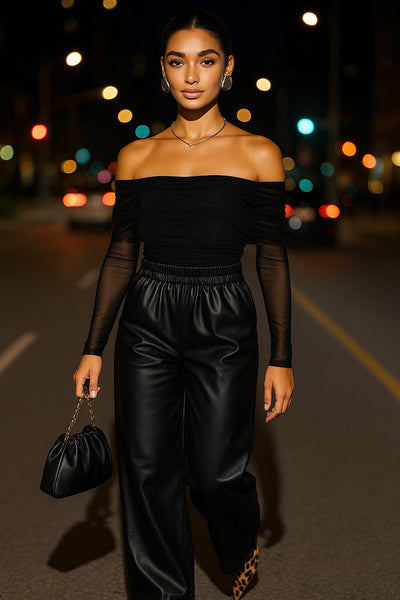 Pantalón de efecto piel, fit wide leg, cintura alta con pretina elástica y bolsillos delanteros.