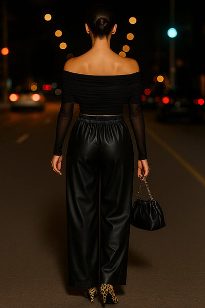 Pantalón de efecto piel, fit wide leg, cintura alta con pretina elástica y bolsillos delanteros.