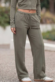 Pantalón de fit wide leg, bolsillos delanteros, detalle de raya frontal, cintura alta con pretina elástica y jareta frontal ajustable.