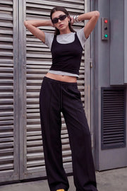 Pantalón de fit wide leg, bolsillos delanteros, detalle de raya frontal, cintura alta con pretina elástica y jareta frontal ajustable.