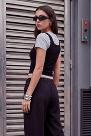 Pantalón de fit wide leg, bolsillos delanteros, detalle de raya frontal, cintura alta con pretina elástica y jareta frontal ajustable.