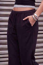 Pantalón de fit wide leg, bolsillos delanteros, detalle de raya frontal, cintura alta con pretina elástica y jareta frontal ajustable.