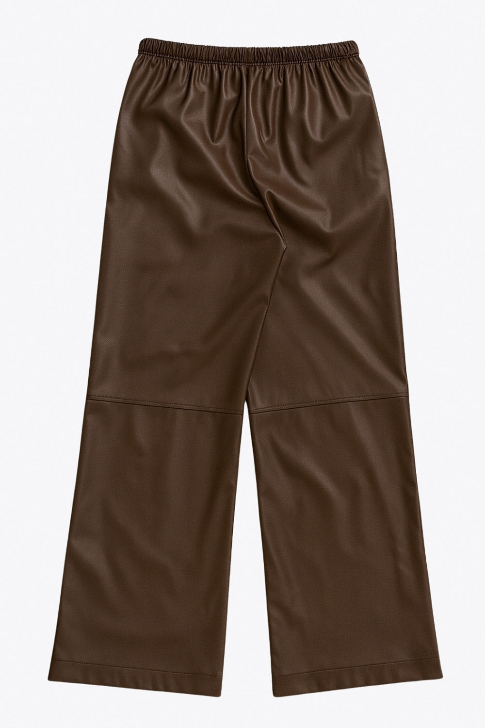 Pantalón de efecto piel, fit recto, bolsillos delanteros, cintura alta con pretina elástica y jareta frontal ajustable. Detalle de costuras posteriores decorativas.