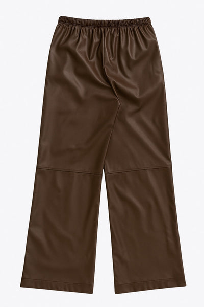 Pantalón de efecto piel, fit recto, bolsillos delanteros, cintura alta con pretina elástica y jareta frontal ajustable. Detalle de costuras posteriores decorativas.