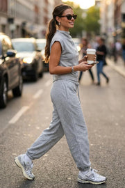 Pantalón de fit jogger, cintura media con pretina elástica y jareta frontal ajustable, bolsillos delanteros y rib elástico en bajo.