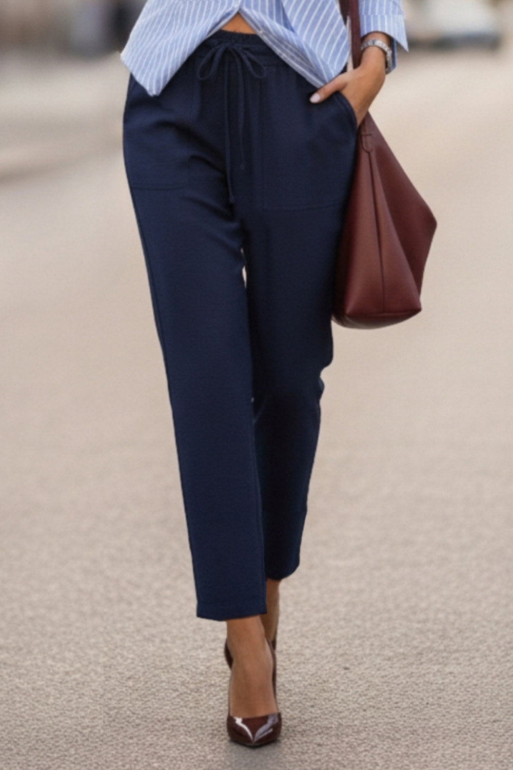 Pantalón jogger de fit recto, bolsillos delanteros de parche y decorativos posteriores con cartera, cintura alta con pretina elástica y jareta ajustable.