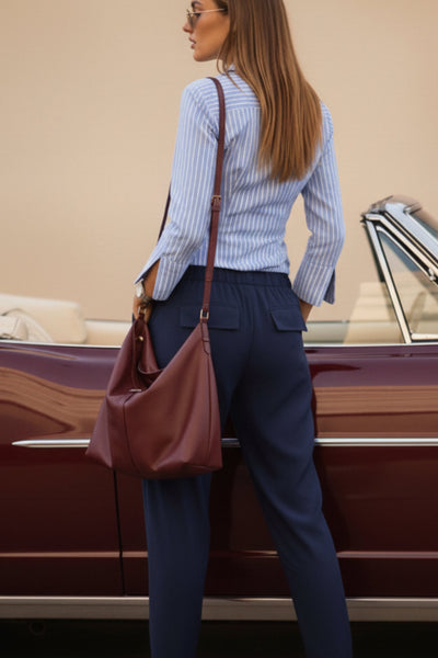 Pantalón jogger de fit recto, bolsillos delanteros de parche y decorativos posteriores con cartera, cintura alta con pretina elástica y jareta ajustable.