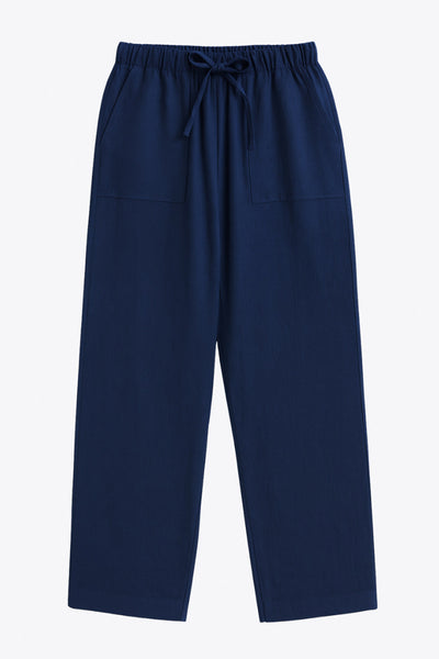 Pantalón jogger de fit recto, bolsillos delanteros de parche y decorativos posteriores con cartera, cintura alta con pretina elástica y jareta ajustable.