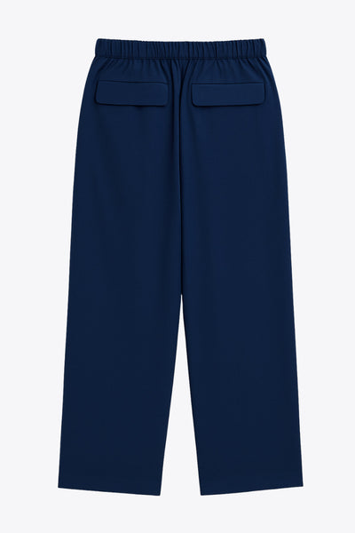 Pantalón jogger de fit recto, bolsillos delanteros de parche y decorativos posteriores con cartera, cintura alta con pretina elástica y jareta ajustable.