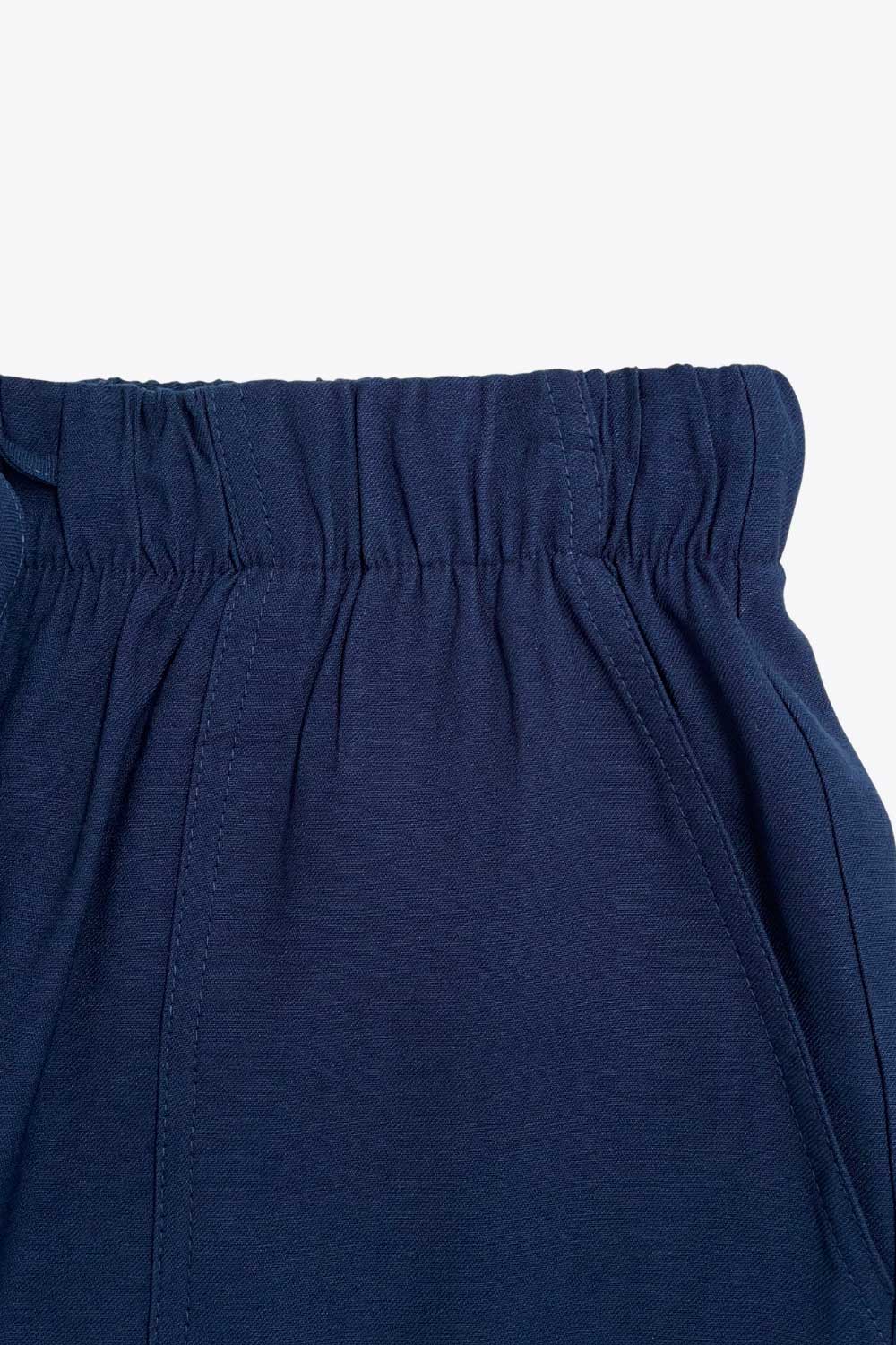 Pantalón jogger de fit recto, bolsillos delanteros de parche y decorativos posteriores con cartera, cintura alta con pretina elástica y jareta ajustable.