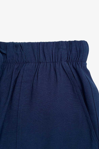 Pantalón jogger de fit recto, bolsillos delanteros de parche y decorativos posteriores con cartera, cintura alta con pretina elástica y jareta ajustable.