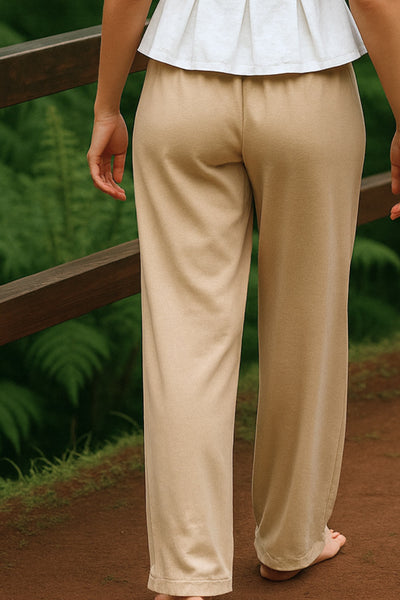 Pantalón fluido de lino, fit recto, bolsillos delanteros, cintura media con pretina elástica y jareta frontal ajustable.