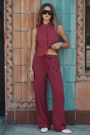 Pantalón de fit recto, estampado rayas, cintura media con pretina elástica y jareta frontal ajustable y bolsillos delanteros.