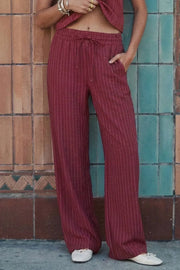 Pantalón de fit recto, estampado rayas, cintura media con pretina elástica y jareta frontal ajustable y bolsillos delanteros.