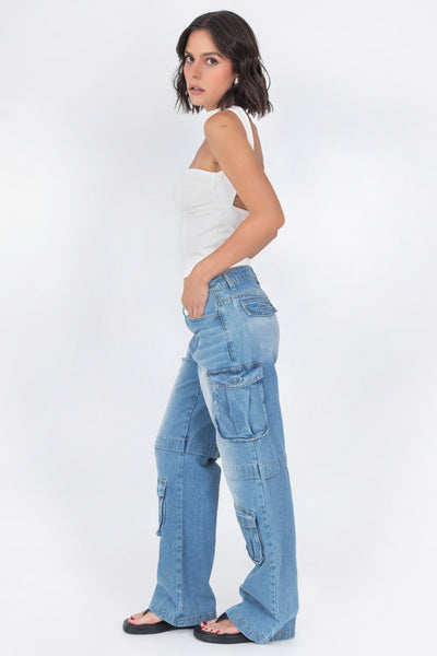Pantalón multipocket cargo de denim, cintura alta con pretina y trabillas, de fit wide leg, bolsillos delanteros, laterales cargo y posteriores decorativos con cartera. Detalle cortes con costura en rodilla, cierre frontal con botón y cremallera oculta.