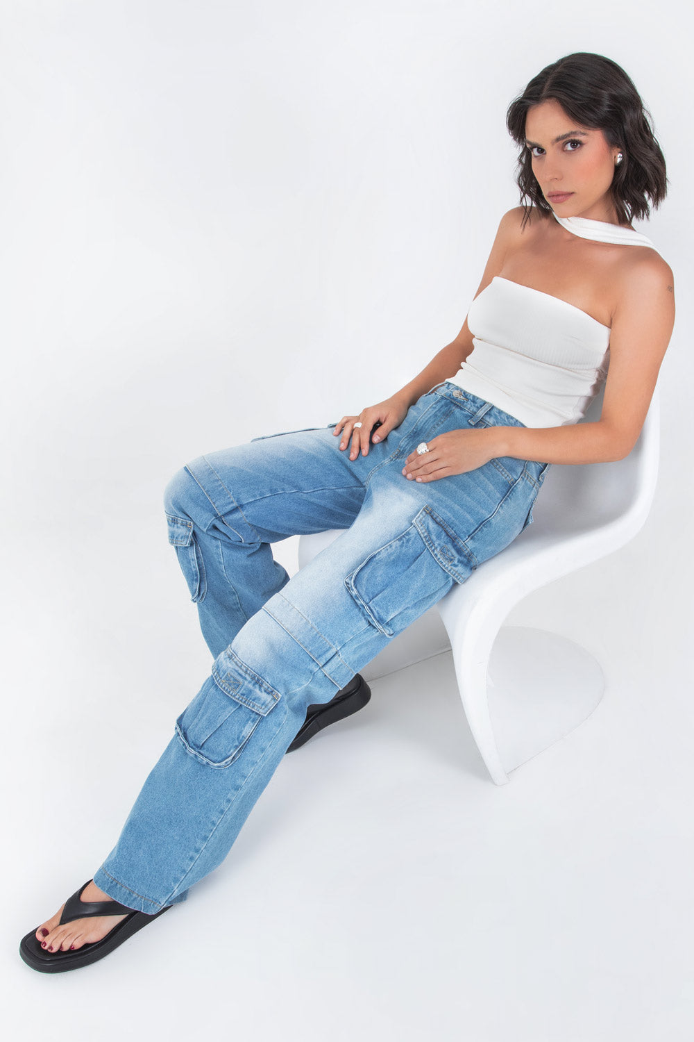 Pantalón multipocket cargo de denim, cintura alta con pretina y trabillas, de fit wide leg, bolsillos delanteros, laterales cargo y posteriores decorativos con cartera. Detalle cortes con costura en rodilla, cierre frontal con botón y cremallera oculta.