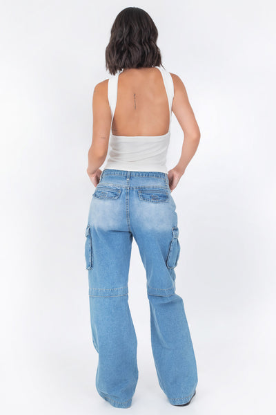 Pantalón multipocket cargo de denim, cintura alta con pretina y trabillas, de fit wide leg, bolsillos delanteros, laterales cargo y posteriores decorativos con cartera. Detalle cortes con costura en rodilla, cierre frontal con botón y cremallera oculta.