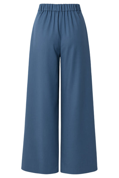 Pantalón de fit palazzo, cintura media con pretina y trabillas, pinzas frontales, bolsillos delanteros, cierre frontal con botón y cremallera oculta.