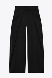 Pantalón wide leg de cintura alta con pretina, pinzas con detalle decorativo frontal, bolsillos delanteros, cierre frontal con broche y cremallera ocultos.