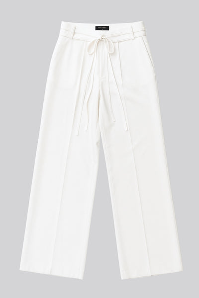 Pantalón de fit wide leg, cintura alta con pretina, trabillas y doble lazo amarrable, pinzas frontales y bolsillos delanteros. Cierre frontal con broche y cremallera ocultos.