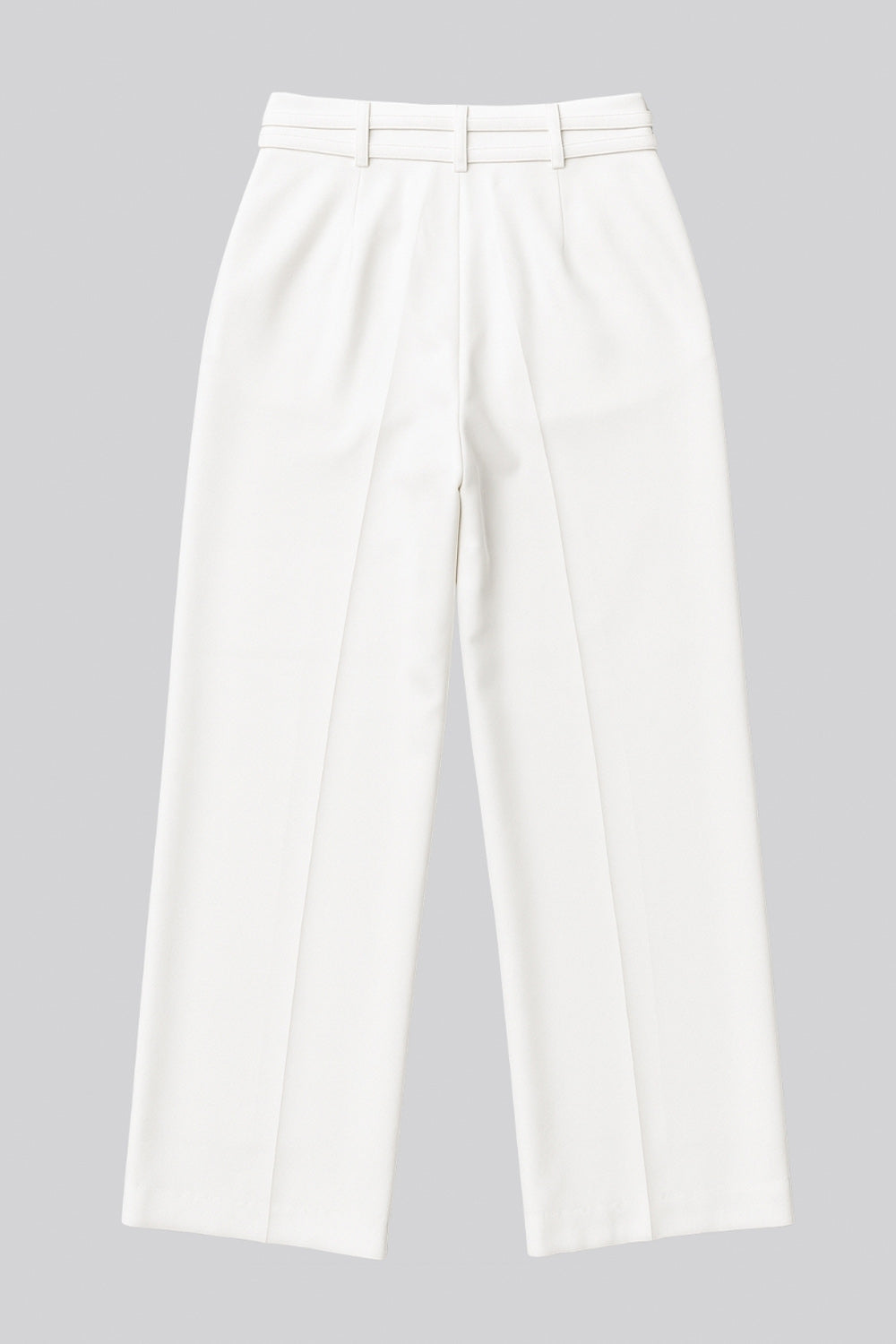 Pantalón de fit wide leg, cintura alta con pretina, trabillas y doble lazo amarrable, pinzas frontales y bolsillos delanteros. Cierre frontal con broche y cremallera ocultos.