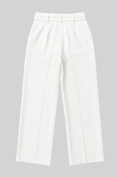 Pantalón de fit wide leg, cintura alta con pretina, trabillas y doble lazo amarrable, pinzas frontales y bolsillos delanteros. Cierre frontal con broche y cremallera ocultos.