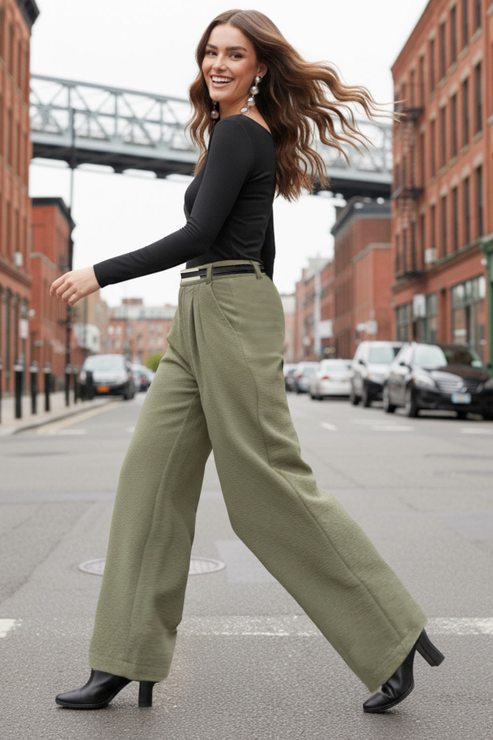 Pantalón de fit wide leg, cintura alta con pretina y trabillas, pinzas frontales, bolsillos delanteros, cierre frontal con broche y cremallera ocultos.