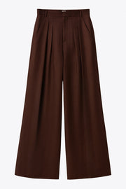 Pantalón de fit wide leg, cintura alta con pretina y trabillas, pinzas frontales, bolsillos delanteros, cierre frontal con broche y cremallera ocultos.
