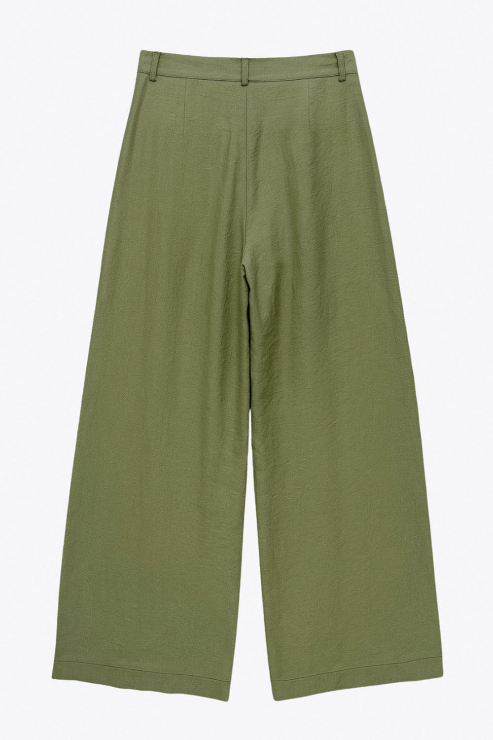 Pantalón de fit wide leg, cintura alta con pretina y trabillas, pinzas frontales, bolsillos delanteros, cierre frontal con broche y cremallera ocultos.