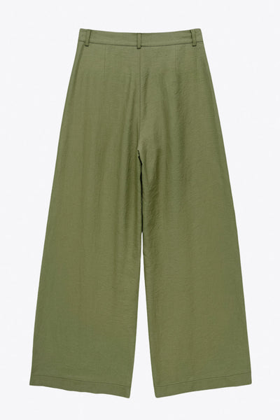 Pantalón de fit wide leg, cintura alta con pretina y trabillas, pinzas frontales, bolsillos delanteros, cierre frontal con broche y cremallera ocultos.