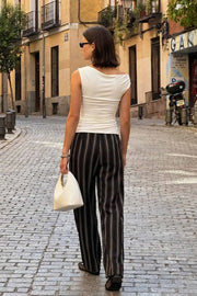 Pantalón de estampado rayas, fit wide leg, cintura alta y cruce frontal con lazo amarrable lateral. Detalle decorativo en pretina frontal.