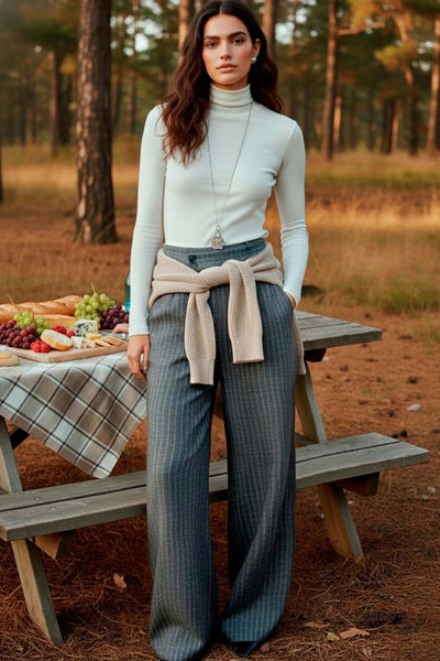 Pantalón de fit wide leg, estampado rayas, cintura alta con pretina criss cross y detalle decorativo, pinzas frontales, bolsillos delanteros, cierre frontal con botones en contraste y cremallera oculta.