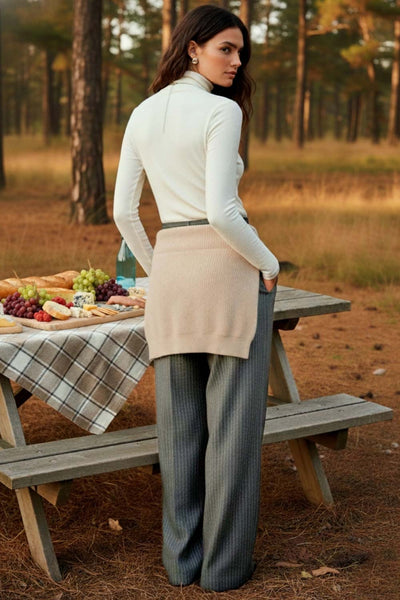 Pantalón de fit wide leg, estampado rayas, cintura alta con pretina criss cross y detalle decorativo, pinzas frontales, bolsillos delanteros, cierre frontal con botones en contraste y cremallera oculta.