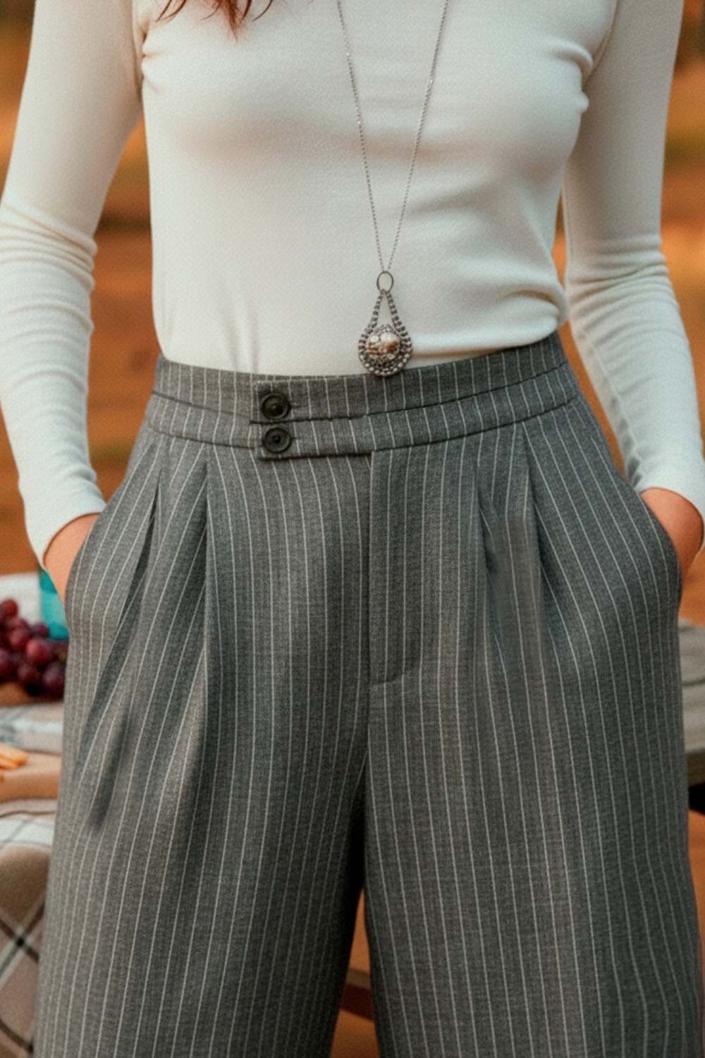 Pantalón de fit wide leg, estampado rayas, cintura alta con pretina criss cross y detalle decorativo, pinzas frontales, bolsillos delanteros, cierre frontal con botones en contraste y cremallera oculta.