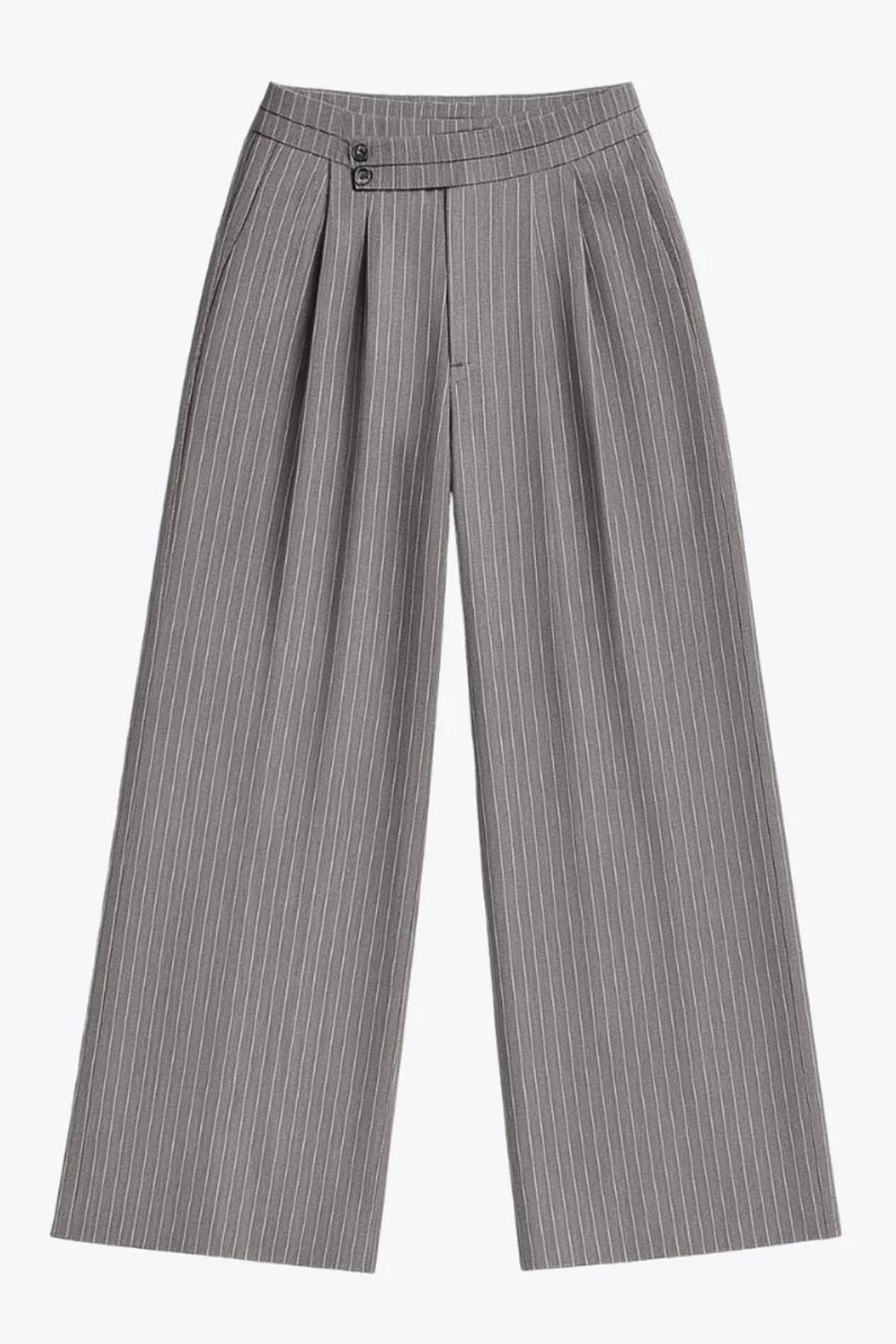 Pantalón de fit wide leg, estampado rayas, cintura alta con pretina criss cross y detalle decorativo, pinzas frontales, bolsillos delanteros, cierre frontal con botones en contraste y cremallera oculta.