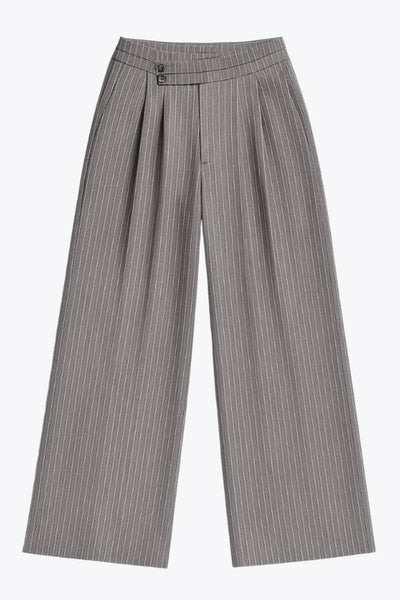 Pantalón de fit wide leg, estampado rayas, cintura alta con pretina criss cross y detalle decorativo, pinzas frontales, bolsillos delanteros, cierre frontal con botones en contraste y cremallera oculta.