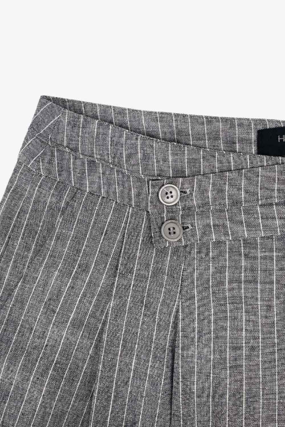 Pantalón de fit wide leg, estampado rayas, cintura alta con pretina criss cross y detalle decorativo, pinzas frontales, bolsillos delanteros, cierre frontal con botones en contraste y cremallera oculta.