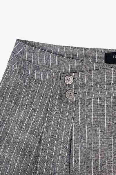 Pantalón de fit wide leg, estampado rayas, cintura alta con pretina criss cross y detalle decorativo, pinzas frontales, bolsillos delanteros, cierre frontal con botones en contraste y cremallera oculta.