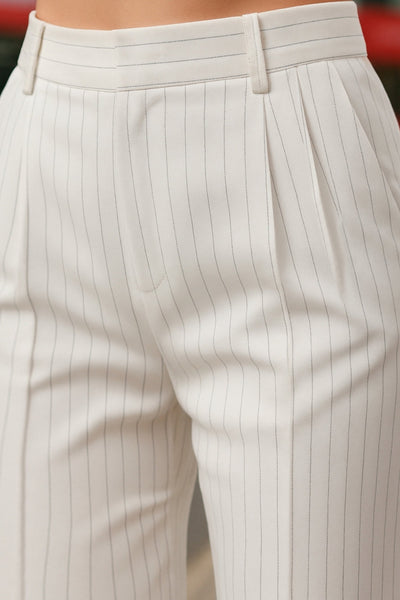 Pantalón de fit wide leg, estampado rayas, cintura alta con pretina y trabillas, pinzas frontales, bolsillos delanteros y vivo decorativo posterior. Cierre frontal con broche y cremallera ocultos.