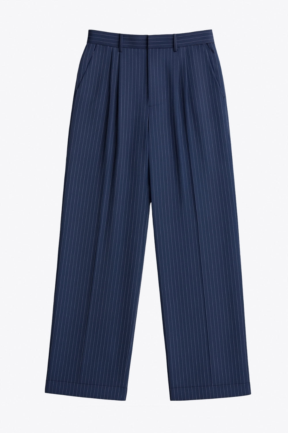 Pantalón de fit wide leg, estampado rayas, cintura alta con pretina y trabillas, pinzas frontales, bolsillos delanteros y vivo decorativo posterior. Cierre frontal con broche y cremallera ocultos.