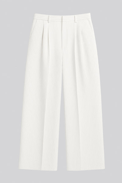 Pantalón de fit wide leg, estampado rayas, cintura alta con pretina y trabillas, pinzas frontales, bolsillos delanteros y vivo decorativo posterior. Cierre frontal con broche y cremallera ocultos.