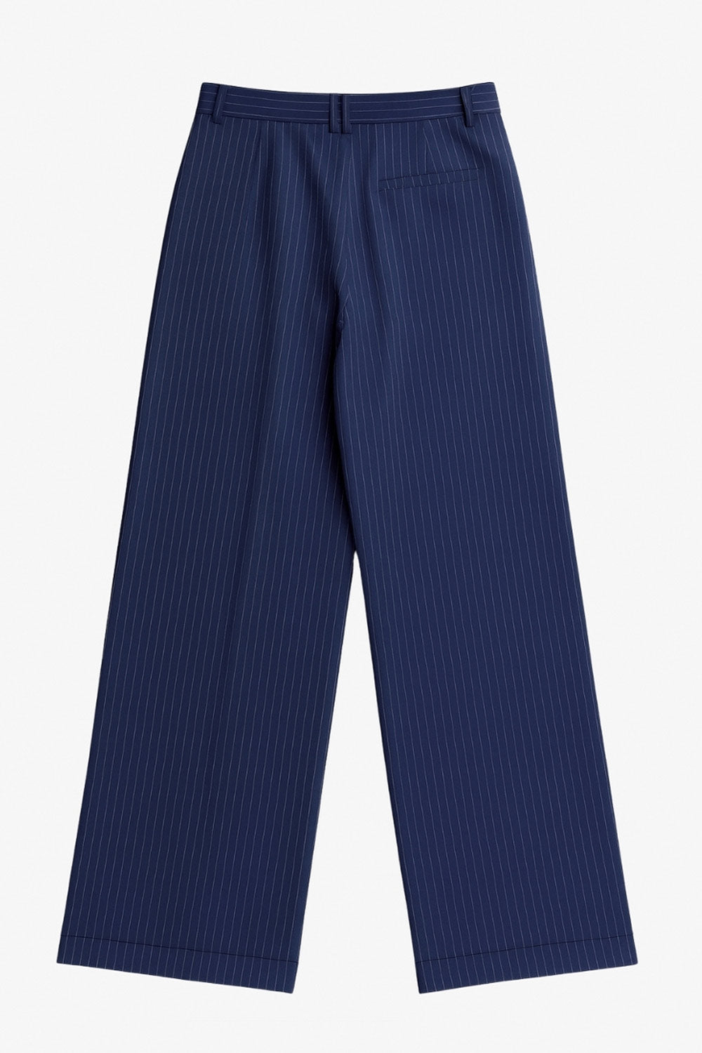 Pantalón de fit wide leg, estampado rayas, cintura alta con pretina y trabillas, pinzas frontales, bolsillos delanteros y vivo decorativo posterior. Cierre frontal con broche y cremallera ocultos.